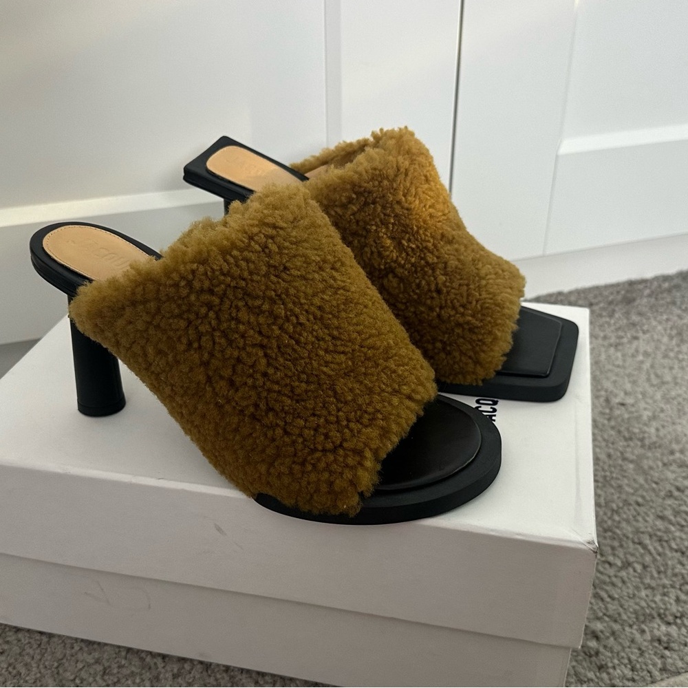 jacquemus  Shearling Mule Heels in Mustard -m